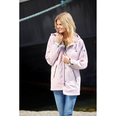 Junge vaaleanroosa kevättakki