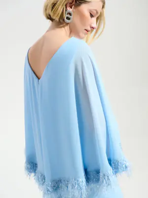 Joseph Ribkoff vaaleansininen juhlamekko jossa olat peittävä hapsureunainen viitta