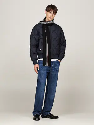 Tommy Hilfiger musta raidallinen neulehuivi