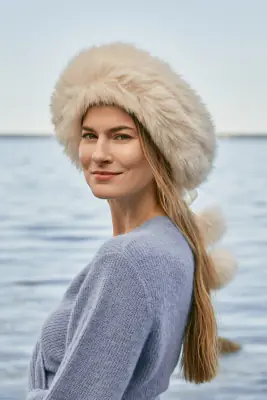 Kati Niemi solmittava luonnonvalkoinen keinoturkispanta