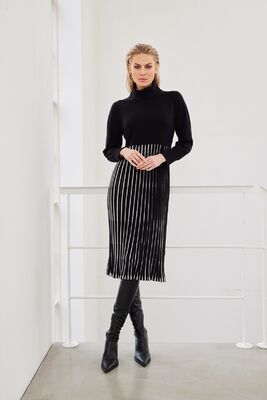 Micha musta neulemekko, jossa raidallinen beigemusta helmaosa