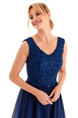 Dresseo tummansininen juhlamekko, jonka yläosassa pitsiä ja paljettisomisteet