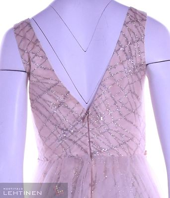 Pitkä tyllihelmainen juhlamekko kullansävyisillä kimalle somisteilla