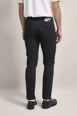 Bugatti mustat farkut