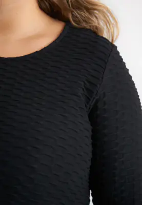 Pont Neuf musta plus size mekko onteloneuloksesta