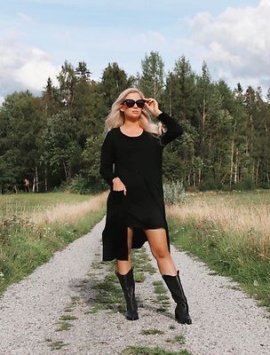 Niccolei musta merinovilla neuletakki