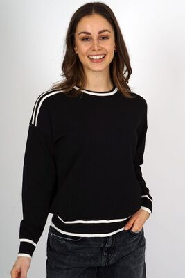 Gabriella K. musta neulepusero luonnonvalkoisella raidoituksella