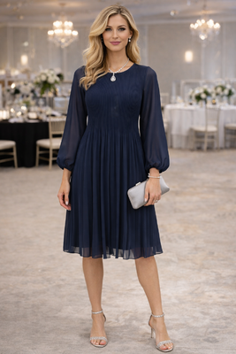 STI tummansininen pliseerattu sifonkimekko