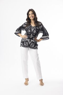 Orientique mustavalkoinen väljälinjainen pusero