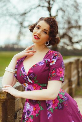 Hearts & Roses upea luumunsävyinen kukkakuvioinen kellohelmamekko