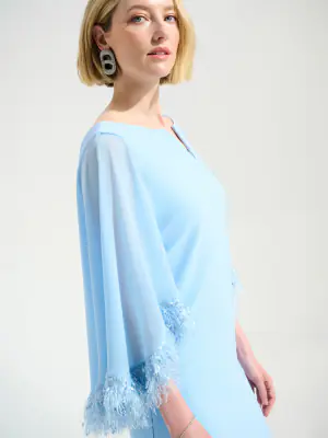 Joseph Ribkoff vaaleansininen juhlamekko jossa olat peittävä hapsureunainen viitta