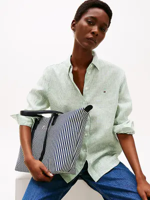 Tommy Hilfiger sinivalkoraidallinen kangaslaukku