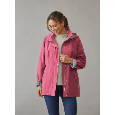 Junge pinkin sävyinen kevättakki