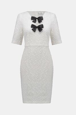 Joseph Ribkoff luonnonvalkoinen kotelomekko mustilla rusettisomisteilla