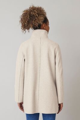 Junge beigensävyinen naisellinen kevättakki