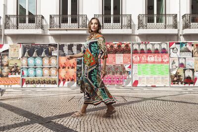 Orientique pitkä värikkäästi kuvioitu kesämekko