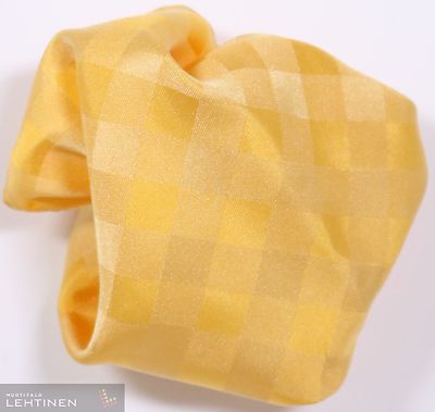 Keltainen ruutukuvioinen taskuliina