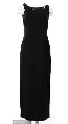 Modelian pitkä musta juhlamekko, kapeahelma jossa takana halkio