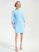 Joseph Ribkoff vaaleansininen juhlamekko jossa olat peittävä hapsureunainen viitta