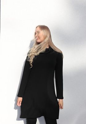 Niccolei musta merinovilla neulemekko