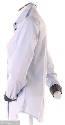 Bosweelin vaaleansininen paitapusero sinisillä somisteilla kalvosimen-ja kauluksen sisällä