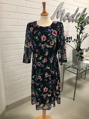 Modelia kukallinen mekko