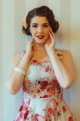 Hearts & Roses punakukkainen kellohelmamekko